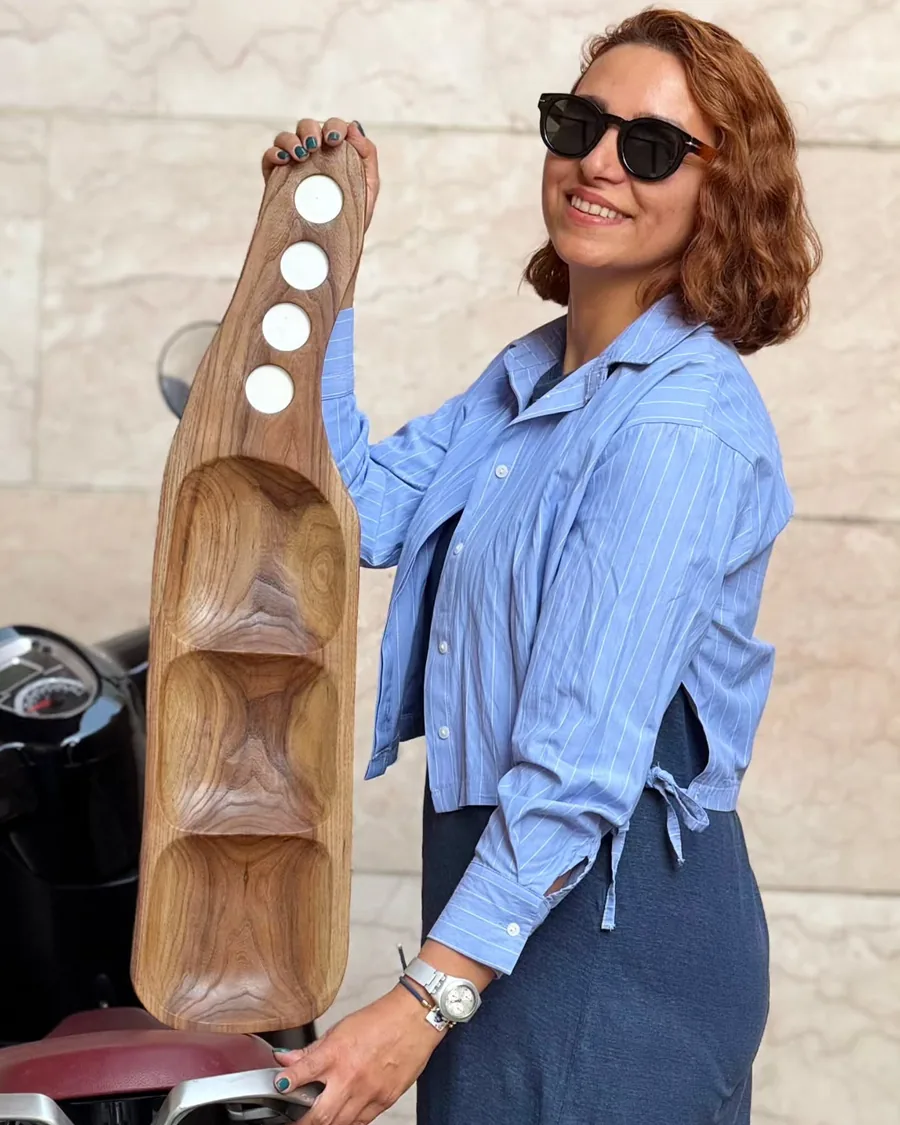 پریزاد گودرزی و یکی از کارهای چوبی